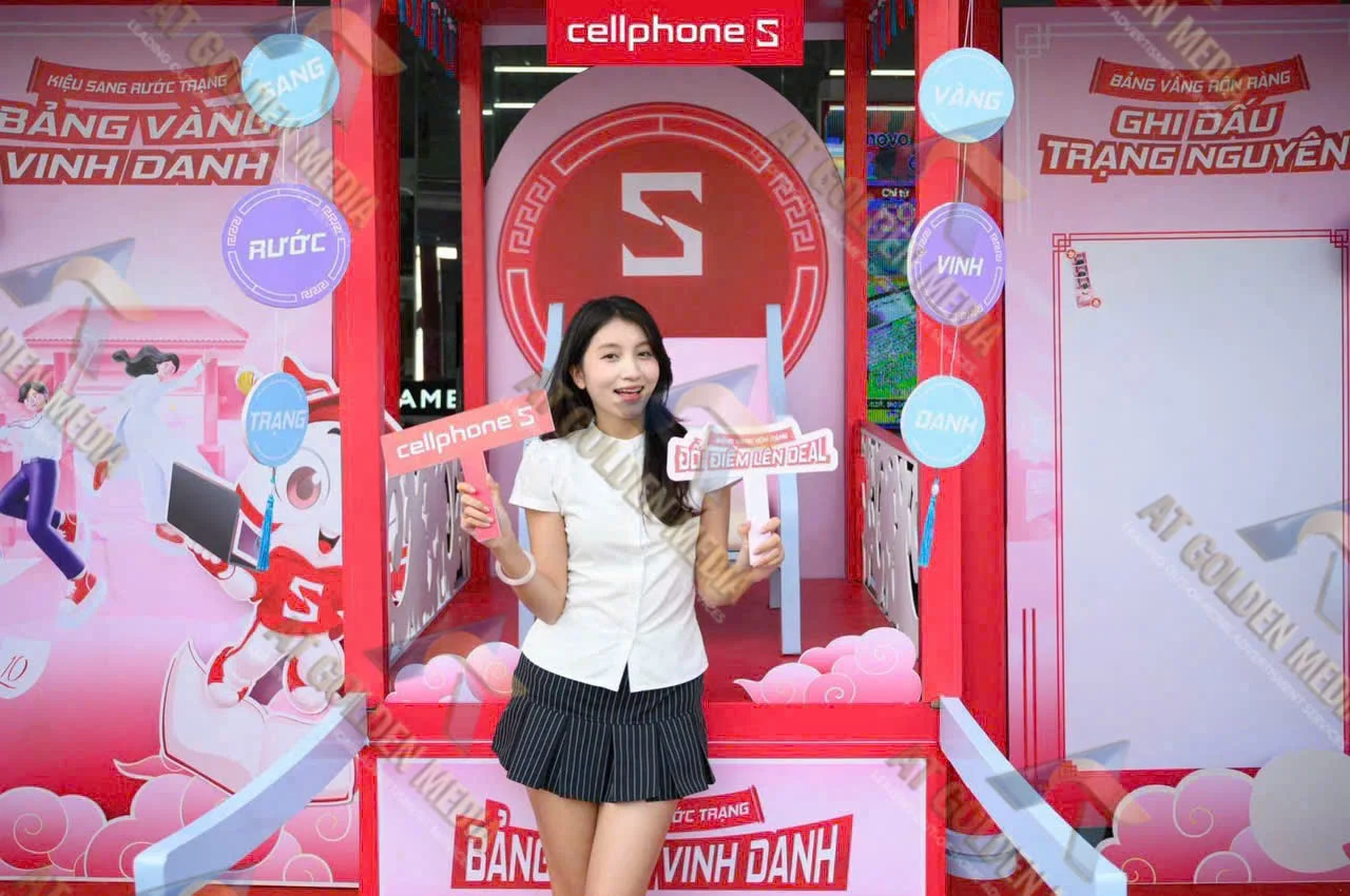Activation Là Gì? 6 Bước Triển Khai Chiến Dịch Thành Công 9 PG check-in tại khu vực bảng vinh danh Activation CellphoneS