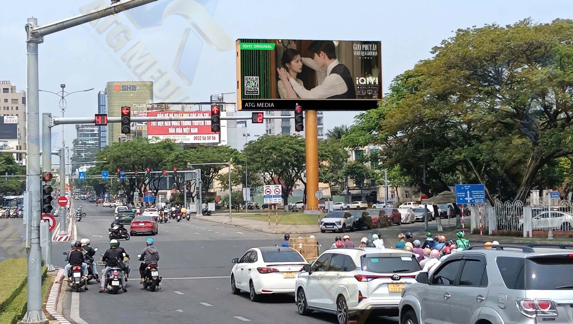 Quảng cáo iQIYI trên màn hình LED ngoài trời tại vị trí giao thông trọng điểm, thu hút sự chú ý của đông đảo người tham gia giao thông.