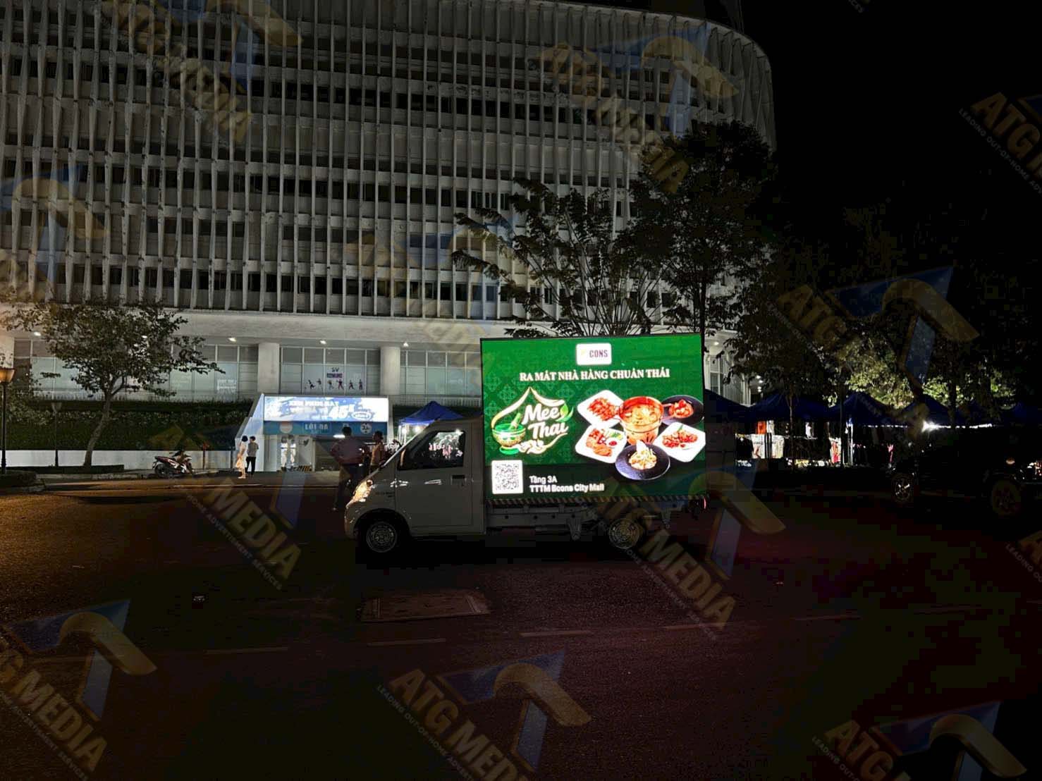 Truck Led Luu Thong Tren Duong Pho