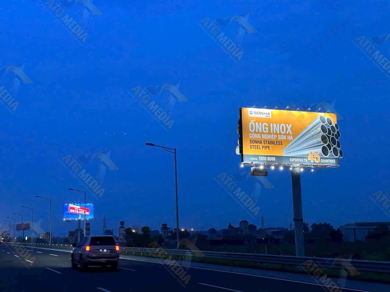 Billboard Là Gì? Kích Thước, Chi Phí & Hiệu Quả Quảng Cáo 3 Billboard Tren Cao Toc